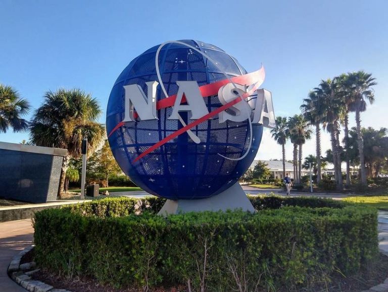 買取 NASA ケネディ宇宙センター 紹介ブックレット 大判写真3枚付き NASA ケネディ宇宙センター 紹介ブックレット 大判写真3枚付き